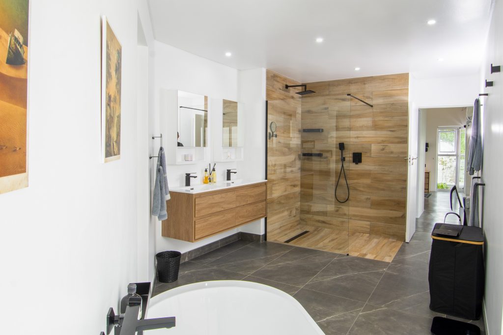 Angus7.1 Ensuite with walk-in shower and timber feature wall, Benmore Gardens